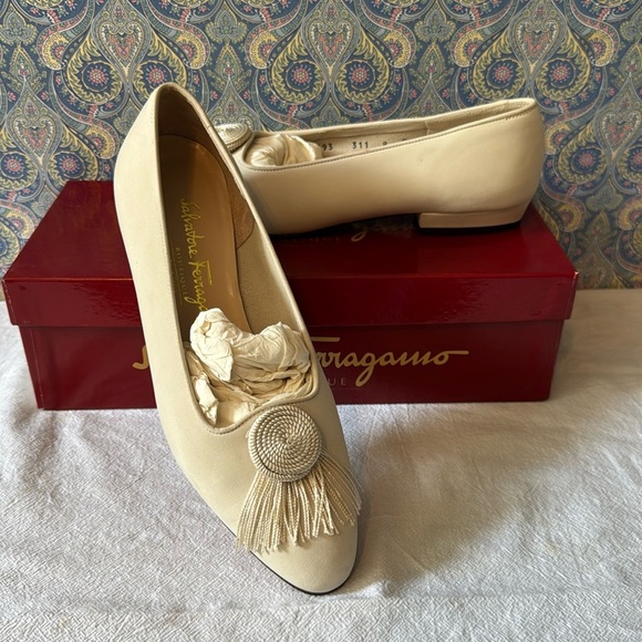 Salvatore Ferragamo Boutique Flats Ricamo Sz8 - Picture 1 of 4